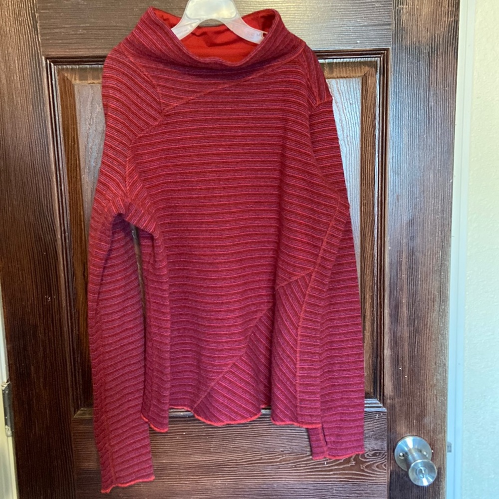 Mountain Hardware pullover sweater